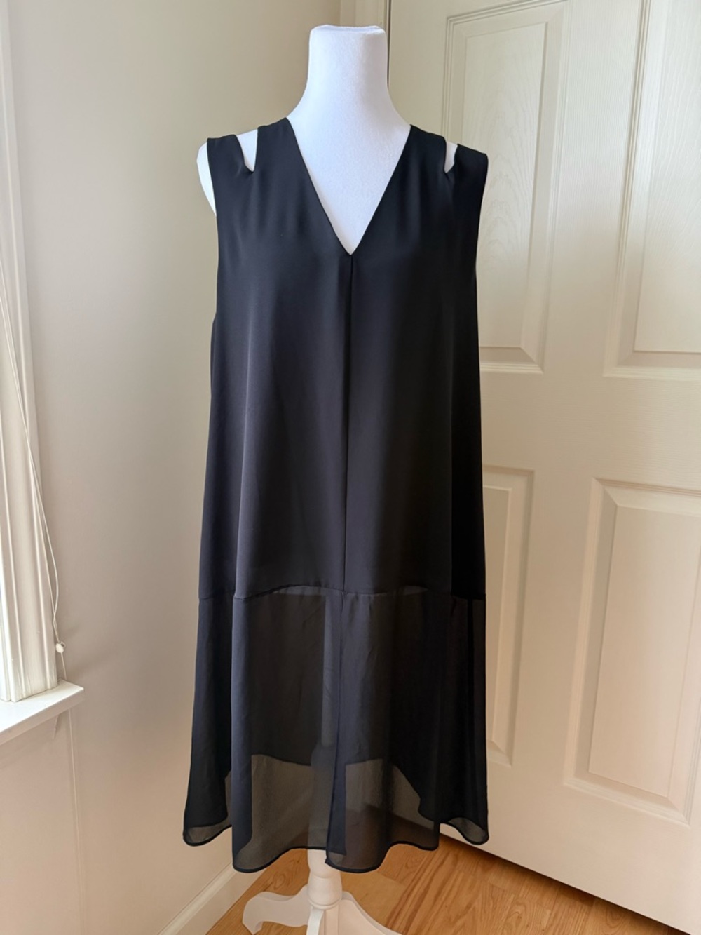 BCBG Max Azria Black Shift Dress Sleeveless Sheer Hem V-Neck Size L Elegant